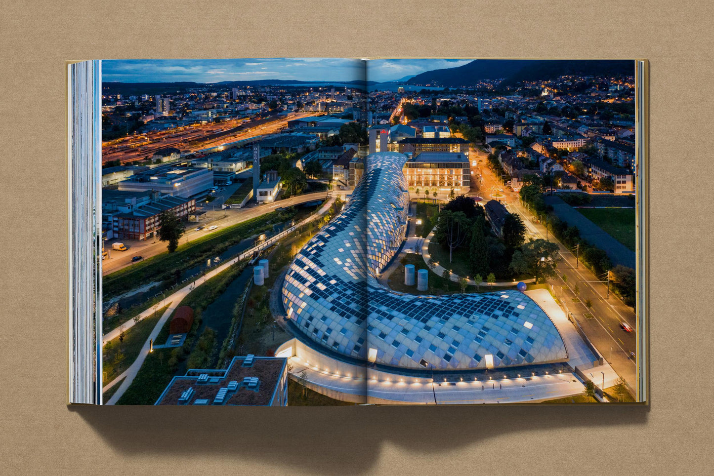 Shigeru Ban Complete Works 1985-Today (Multilingual Edition) | Barsonist
